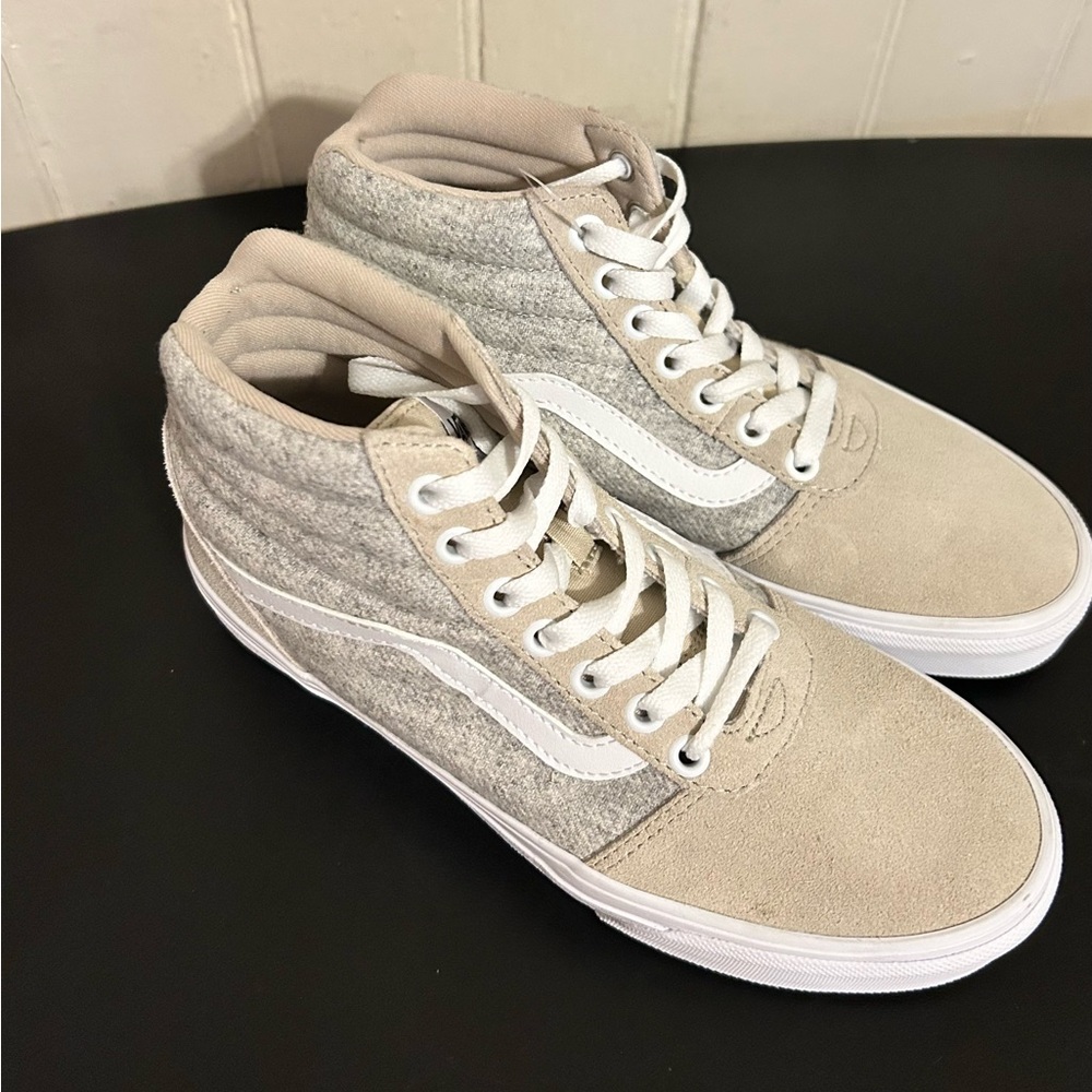 Vans Ward Hi High-Top Woman’s Brand New Sneakers Size 7 Oatmeal/Beige Suede